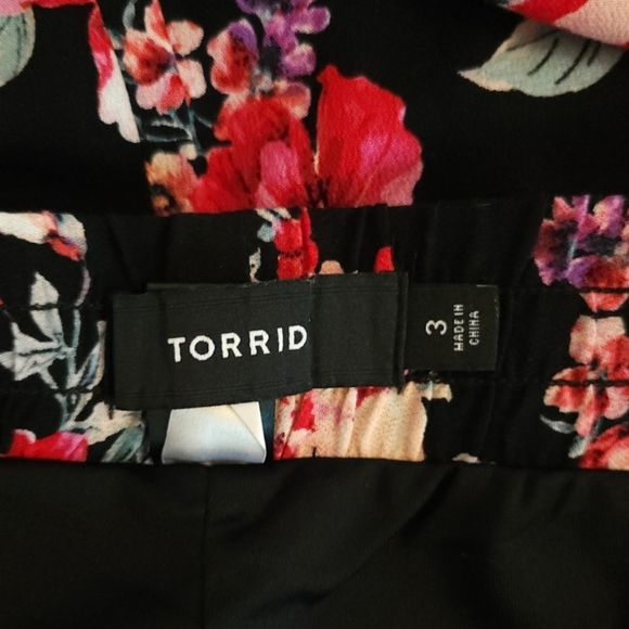 1Torrid Black Floral High-Rise Short with pockets size 3 - Picture 7 of 10